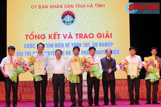 Trao giải cuộc thi “Tìm hiểu về thân thế, sự nghiệp Đại thi hào Nguyễn Du và tác phẩm Truyện Kiều” - ảnh 1